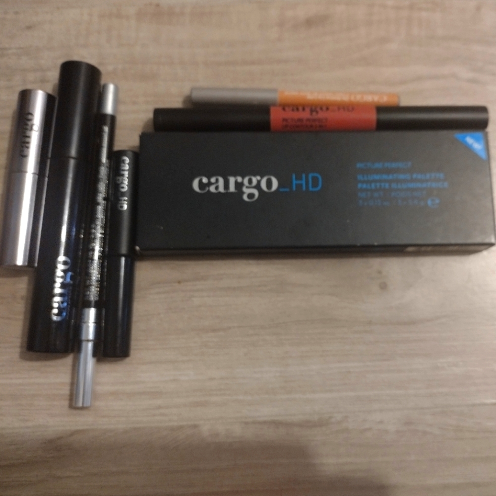 7 piece cargo makeup lot has highlighter, mascara,lip primer,lip liner, lipstick